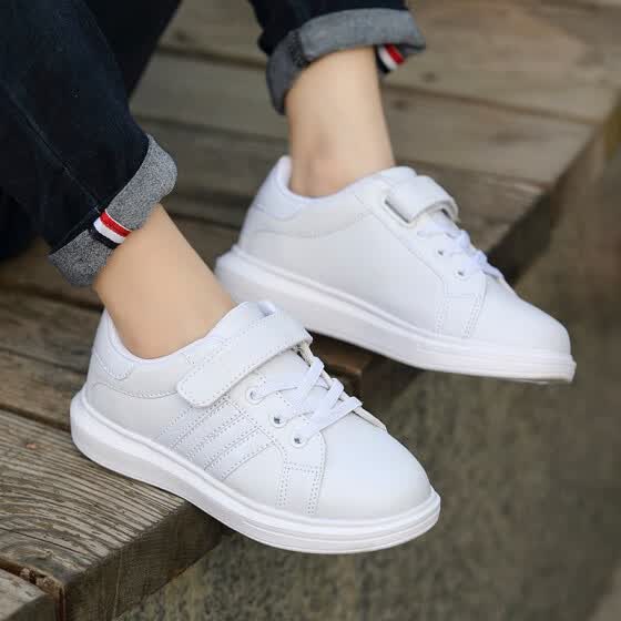 girls white sports shoes