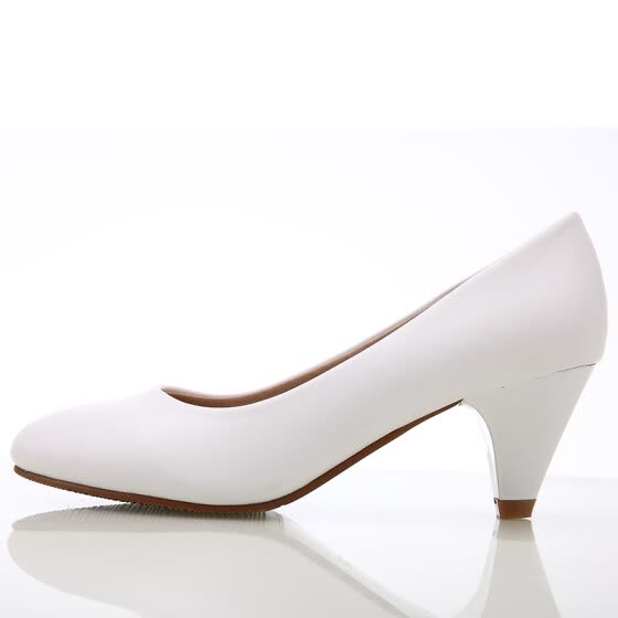 white pump shoe